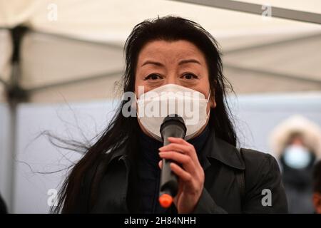 Relatori Dr Ping Hua rally, No a New Cold War - Stop Racism - Stop Asian Hate, Chinatown London il 27 novembre 2021. Foto Stock