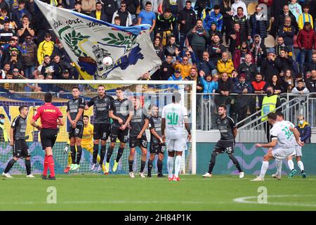 Frosinone, Italia. 27 novembre 2021. FROSINONE, ITALIA - Novembre 27 : Frosinone Pordenone durante la Serie Una partita di calcio tra Frosinone e Pordenone Stadio Benito Stirpe il 27 Novembre 2021 a Frosinone Italia credito: Agenzia fotografica indipendente/Alamy Live News Foto Stock