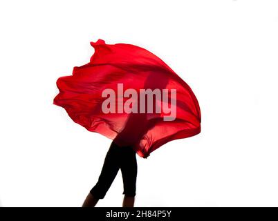 ragazza vola sciarpa rossa in aria Foto Stock