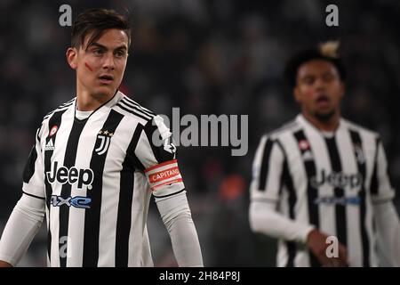 Torino, Italia. 27 novembre 2021. Paulo Dybala del Juventus FC si presenta durante la Serie 2021/2022 Una partita di calcio tra Juventus FC e Atalanta BC allo stadio Juventus di Torino, 27 novembre 2021. Il segno rosso sul suo volto è sostenere la campagna di sensibilizzazione contro la violenza contro le donne. Foto Federico Tardito/Insidefoto Credit: Ininsidefoto srl/Alamy Live News Foto Stock