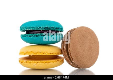 Tre amaretti dolci, primo piano, isolati su bianco. Foto Stock