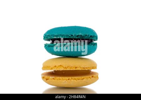 Due amaretti dolci, primo piano, isolati su bianco. Foto Stock