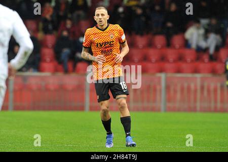 Benevento, Italia. 27 novembre 2021. Riccardo iminta giocatore di Benevento, durante la partita della Serie Italiana A campionato tra Benevento vs Reggina, risultato finale Benevento 4, Reggina 0, partita disputata allo stadio Ciro Vigorito di Benevento. Benevento, Italia, 27 novembre 2021. (Foto di Vincenzo Izzo/Sipa USA) Credit: Sipa USA/Alamy Live News Foto Stock