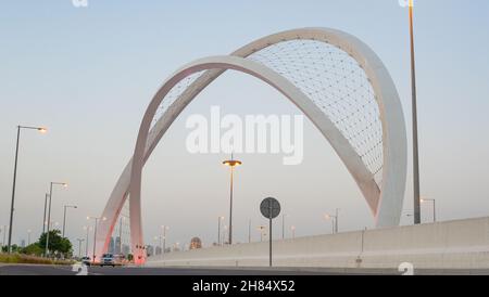 Vista panoramica degli archi di al Wahda a Doha, Qatar Foto Stock