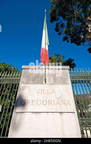 Cartello in pietra all'ingresso di Villa Gregoriana, Tivoli, Lazio, Italia Foto Stock