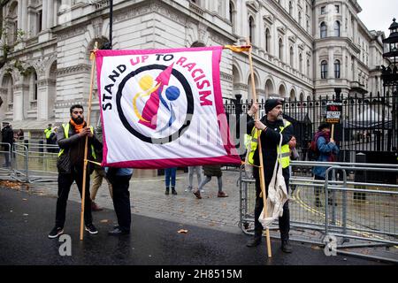 Londra, Regno Unito. 27 novembre 2021. I manifestanti tengono un banner durante la dimostrazione. Un raduno di solidarietà di emergenza è chiamato dalla Stand Up to Racism e dal Partito socialista operaio in risposta alla recente tragedia canale morti. I partecipanti chiedono di scartare la legge sulla nazionalità e i confini, che presto passerà la terza lettura al Parlamento britannico. Credit: SOPA Images Limited/Alamy Live News Foto Stock