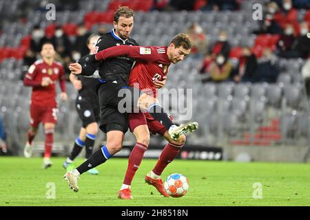 Monaco di Baviera, Germania. 27 novembre 2021. Leon GORETZKA (FC Bayern Monaco), azione, duelli contro Manuel PRIETL (BI). Calcio 1. Bundesliga stagione 2021/2022, 13.matchday, matchday13. FC Bayern Monaco-Arminia Bielefeld il 27 novembre 2021, ALLIANZARENA Muenchen. Credit: dpa/Alamy Live News Foto Stock