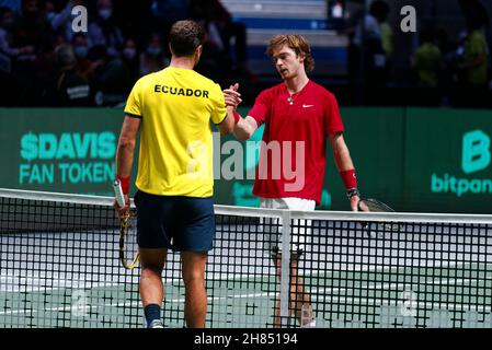 Madrid Arena, Casa de campo, Madrid, Spagna. 27 novembre 2021. Tennis: Coppa Davis di Rakuten Finals 2021 Madrid. ECUADOR / RUSSO TENNIS FEDERAZIONE - singles - Roberto Quiroz (ECU) / Andrey Rublev (RTF). Madrid Arena, Casa de campo, Madrid, Spagna. Credit: EnriquePSans/Alamy Live News Foto Stock