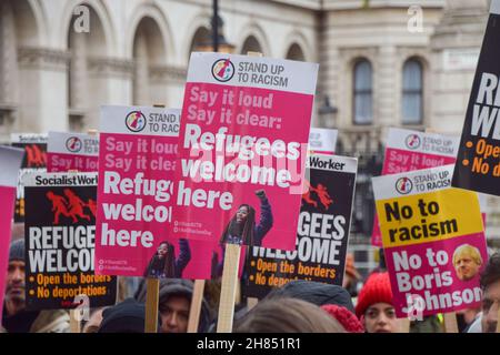 Londra, Regno Unito. 27 novembre 2021. I manifestanti hanno appluso i cartelli di benvenuto dei rifugiati durante la manifestazione.i manifestanti si sono riuniti fuori Downing Street in solidarietà con i rifugiati, dopo che 27 migranti annegati nella Manica cercavano di arrivare nel Regno Unito dalla Francia. Credit: SOPA Images Limited/Alamy Live News Foto Stock