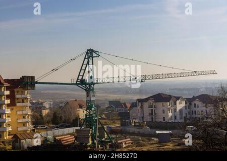 Vista panoramica dall'alto diverse gru a torre di diverse altezze in un cantiere durante la costruzione Foto Stock