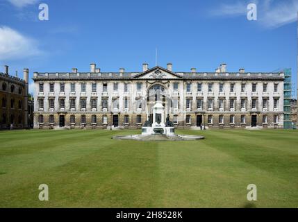 King's College, Cambridge, Court con il segno distintivo "si prega di tenere lontano dall'erba, a meno che non sia accompagnato da un membro senior del College" Foto Stock