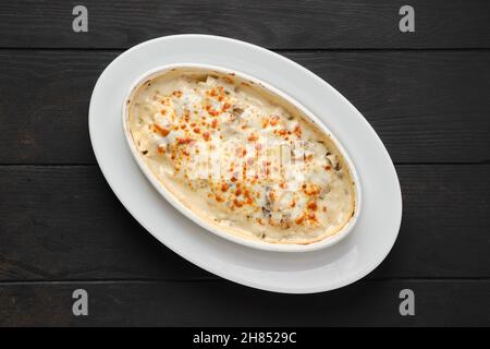 Vista dall'alto della casseruola di patate e boletus cotta in forno con formaggio e pancetta Foto Stock