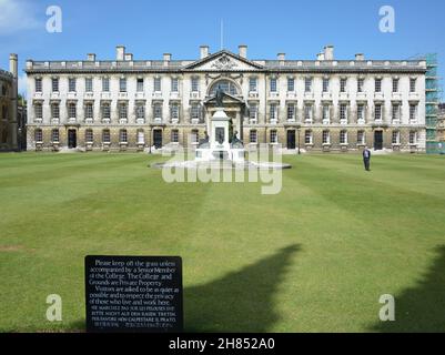 King's College, Cambridge, Court con il segno distintivo "si prega di tenere lontano dall'erba, a meno che non sia accompagnato da un membro senior del College" Foto Stock