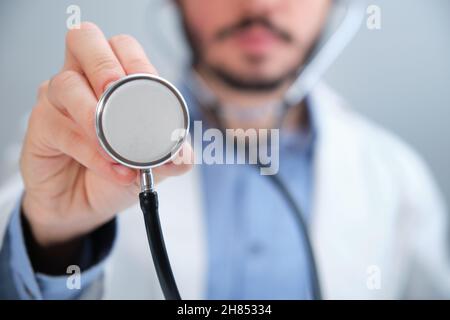 Medico irriconoscibile usando uno stetoscopio. Foto Stock
