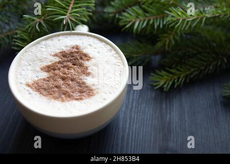 Vista laterale della tazza di cappuccino con latte art Foto Stock