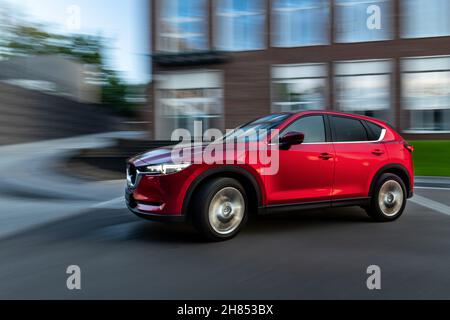 Kiev, Ucraina - 30 giugno 2021: Mazda rossa CX-5 in movimento nella città Foto Stock