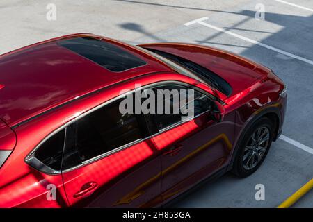 Kiev, Ucraina - 30 giugno 2021: Mazda rossa CX-5 al parcheggio, vista dall'alto Foto Stock