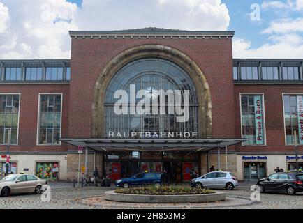 KIEL, GERMANIA - Ott 30, 2021: Una vista dell'ingresso principale della stazione con le automobili parcheggiate vicino esso a Kiel, Germania Foto Stock