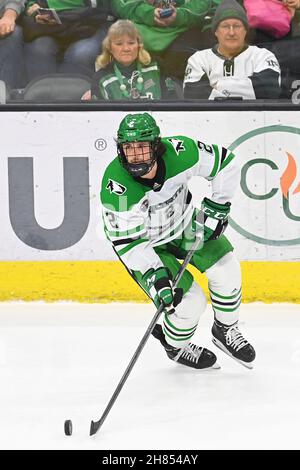 26 novembre 2021 North Dakota Fighting Hawks difensore Brady ferner (2) durante una partita di hockey maschile NCAA tra i Minnesota Gophers e la University of North Dakota Fighting Hawks alla Ralph Engelstad Arena di Grand Forks, ND. Il Minnesota ha vinto 5-1. Di Russell Hons/CSM Foto Stock