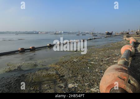 Chittagong, Bangladesh. 17 novembre 2021. Rifiuti visti sulle rive del fiume. Il fiume Karnafuli è nella presa di inquinamento come fabbriche su entrambe le rive e la spazzatura della città hanno aumentato i livelli di inquinamento in esso. Credit: SOPA Images Limited/Alamy Live News Foto Stock