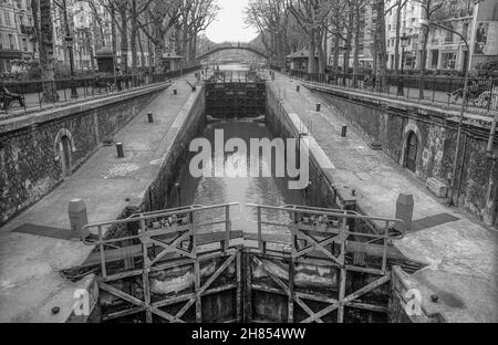 Aprile 1993 archivio fotografia in bianco e nero di una serratura sul Canal St Martin a Parigi. Foto Stock