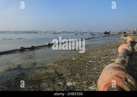 Chittagong, Bangladesh. 17 novembre 2021. Rifiuti visti sulle rive del fiume. Il fiume Karnafuli è nella presa di inquinamento come fabbriche su entrambe le rive e la spazzatura della città hanno aumentato i livelli di inquinamento in esso. (Foto di MD Manik/SOPA Images/Sipa USA) Credit: Sipa USA/Alamy Live News Foto Stock