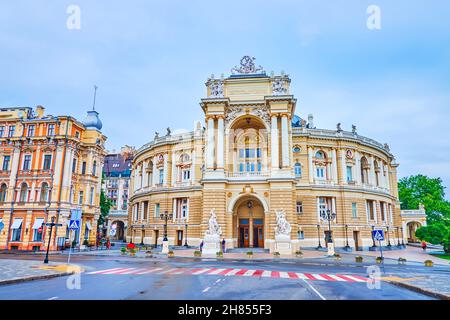 ODESSA, UCRAINA - 19 GIUGNO 2021: La facciata autoportante del Teatro dell'Opera, situato a Rishelievska (Richelieu), la via centrale della città, il 19 giugno a od Foto Stock