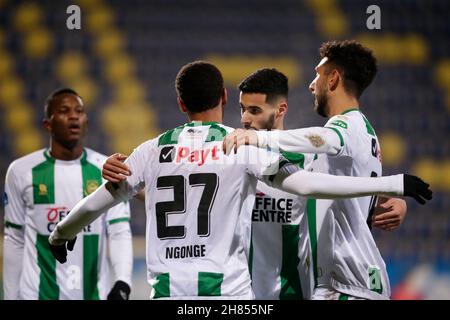 SITTARD, PAESI BASSI - NOVEMBRE 27: Cyril Ngonge del FC Groningen, Mo El Hankouri del FC Groningen e Daleho Irandust del FC Groningen celebrano il loro secondo obiettivo durante la partita olandese Eredivie tra Fortuna Sittard e il FC Groningen al Fortuna Sittard Stadion il 27 Novembre 2021 a Sittard, Paesi Bassi (Foto di Broer van den Boom/Orange Pictures) Foto Stock