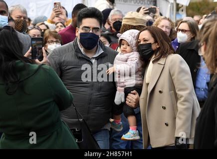 Washington, Stati Uniti. 27 novembre 2021. Il Vice Presidente Kamala Harris (R) ha la sua foto scattata con un bambino e la famiglia mentre conclude il suo sostegno per le piccole imprese Sabato con una visita ad un mercato all'aperto di Natale, Sabato, 27 novembre 2021, a Washington, CC. Foto di Mike Theiler/UPI Credit: UPI/Alamy Live News Foto Stock