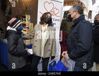 Washington, Stati Uniti. 27 novembre 2021. Il Vice Presidente Kamala Harris (C) e il secondo Gentleman Douglas Emhoff (R) sostengono le piccole imprese Sabato con una visita ad un mercato di Natale all'aperto, Sabato, 27 novembre 2021, a Washington, CC. Foto di Mike Theiler/UPI Credit: UPI/Alamy Live News Foto Stock