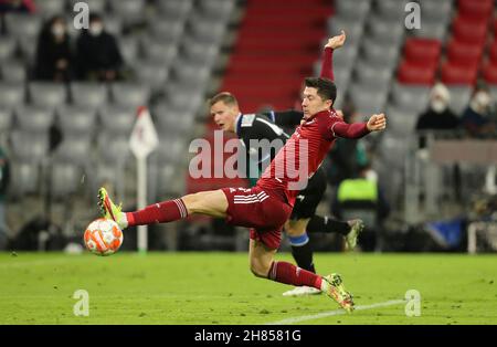 Primo: 27.11.2021 Fuvuball: Calcio: 1° Bundesliga, stagione 2021/2022 FC BAYERN MvúNCHEN, MUENCHEN, MONACO di BAVIERA - ARMINIA BIELEFELD Robert LEWANDOWSKI, Baviera Foto Stock