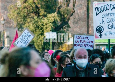 Roma, Italia. 27 novembre 2021. Roma 11/27/2021: Manifestazione nazionale contro la violenza contro le donne organizzata dalla rete non una di Meno Credit: Independent Photo Agency/Alamy Live News Foto Stock