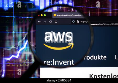 Amazon Web Services il logo dell'azienda AWS su un sito Web, visualizzato sullo schermo di un computer tramite una lente di ingrandimento. Foto Stock