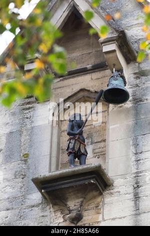 Viste intorno Stroud. Una città di Gloucester nel sud Cotswolds. Orologio ragazzo nero Foto Stock