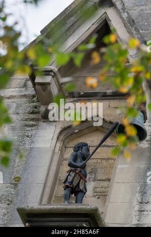 Viste intorno Stroud. Una città di Gloucester nel sud Cotswolds. Orologio ragazzo nero Foto Stock