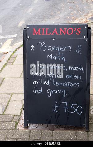 Viste intorno Stroud. Una città di Gloucester nel sud Cotswolds. Menu del Milamo's Cafe A Board Foto Stock