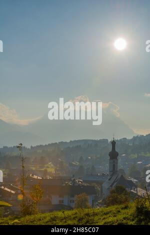 Vista su Reit im Winkl, regione di Chiemgau, alta Baviera, Germania meridionale, Europa Foto Stock