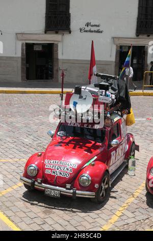 VW coleottero Volkswagen mappe strade a Cusco in Perù google bandiere Internet valigie per auto rosse microfoni stradali viaggio microfono Foto Stock