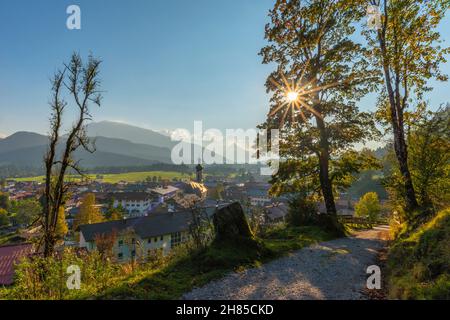 Vista su Reit im Winkl, regione di Chiemgau, alta Baviera, Germania meridionale, Europa Foto Stock