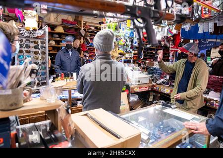 Nantucket, Stati Uniti d'America. 26 novembre 2021. Nantucket, Stati Uniti d'America. 26 novembre 2021. Il Presidente degli Stati Uniti Joe Biden, centro, negozi presso il negozio di articoli da regalo di proprietà locale, la nave Sunken, durante il giorno di vendita del Venerdì Nero 26 novembre 2021 a Nantucket, Massachusetts. Biden trascorri la giornata visitando i negozi locali e partecipando alla cerimonia annuale di illuminazione degli alberi di Natale del villaggio con la sua famiglia. Credit: Adam Schultz/White House Photo/Alamy Live News Foto Stock