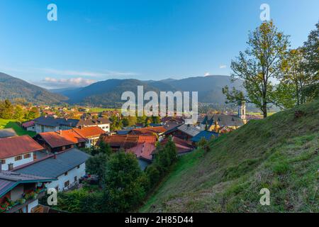 Vista sul popolare e turistico villaggio termale climatico Reit im Winkl, regione di Chiemgau, alta Baviera, Germania meridionale, Europa Foto Stock