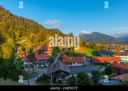 Vista sul popolare e turistico villaggio termale climatico Reit im Winkl, regione di Chiemgau, alta Baviera, Germania meridionale, Europa Foto Stock