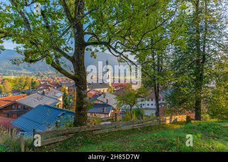 Vista sul popolare e turistico villaggio termale climatico Reit im Winkl, regione di Chiemgau, alta Baviera, Germania meridionale, Europa Foto Stock