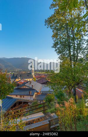 Vista sul popolare e turistico villaggio termale climatico Reit im Winkl, regione di Chiemgau, alta Baviera, Germania meridionale, Europa Foto Stock