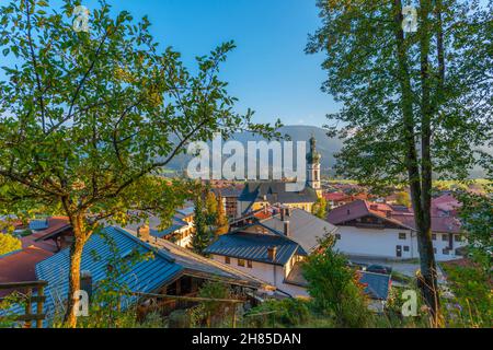 Vista sul popolare e turistico villaggio termale climatico Reit im Winkl, regione di Chiemgau, alta Baviera, Germania meridionale, Europa Foto Stock