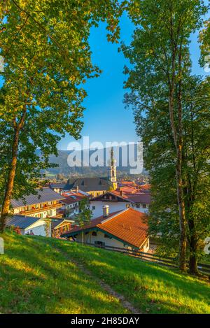 Vista sul popolare e turistico villaggio termale climatico Reit im Winkl, regione di Chiemgau, alta Baviera, Germania meridionale, Europa Foto Stock