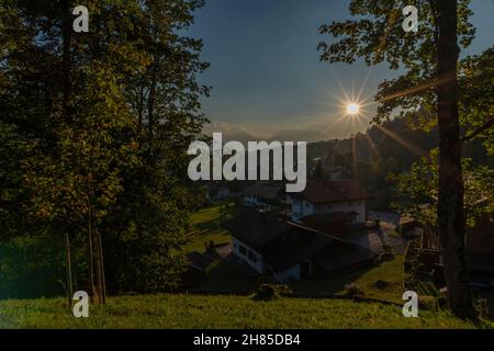 Vista sul popolare e turistico villaggio termale climatico Reit im Winkl, regione di Chiemgau, alta Baviera, Germania meridionale, Europa Foto Stock