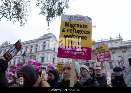 Londra, Regno Unito. 27 novembre 2021. I manifestanti hanno visto tenere cartelli che dicono "i migranti e i rifugiati sono i benvenuti qui. Incolpare l'austerità, non i migranti” durante la dimostrazione. Stand Up to Racism il Regno Unito ha organizzato una protesta contro la legge sulla nazionalità e i confini introdotta dal governo Tory. Hanno invitato i Boris Johnson e Priti Patel ad aprire le porte a un maggior numero di migranti, alla luce di una recente annegazione di migranti in viaggio verso il Regno Unito. Credit: SOPA Images Limited/Alamy Live News Foto Stock