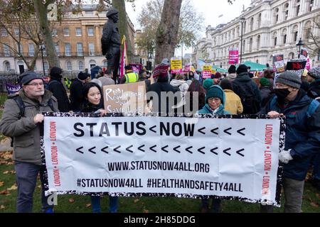 Londra, Regno Unito. 27 novembre 2021. I manifestanti hanno visto tenere una bandiera che dice lo status ora durante la dimostrazione.Stand Up to Racism UK organizzato una protesta contro la nazionalità e confini Bill introdotto dal governo Tory. Hanno invitato i Boris Johnson e Priti Patel ad aprire le porte a un maggior numero di migranti, alla luce di una recente annegazione di migranti in viaggio verso il Regno Unito. Credit: SOPA Images Limited/Alamy Live News Foto Stock