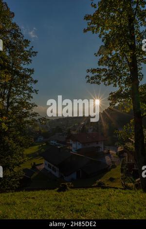 Vista sul popolare e turistico villaggio termale climatico Reit im Winkl, regione di Chiemgau, alta Baviera, Germania meridionale, Europa Foto Stock